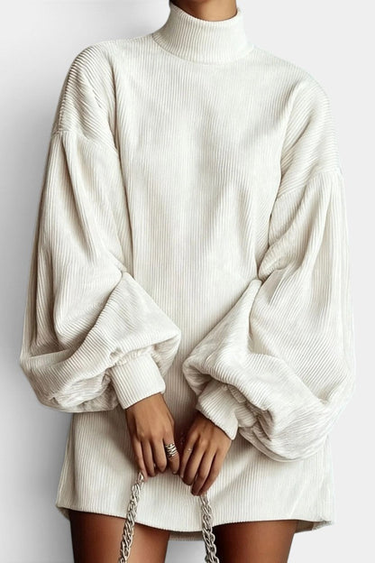 Robe courte en velours côtelé Azalaïs de Mahaute, col montant et manches ballon, portée élégante et tendance.