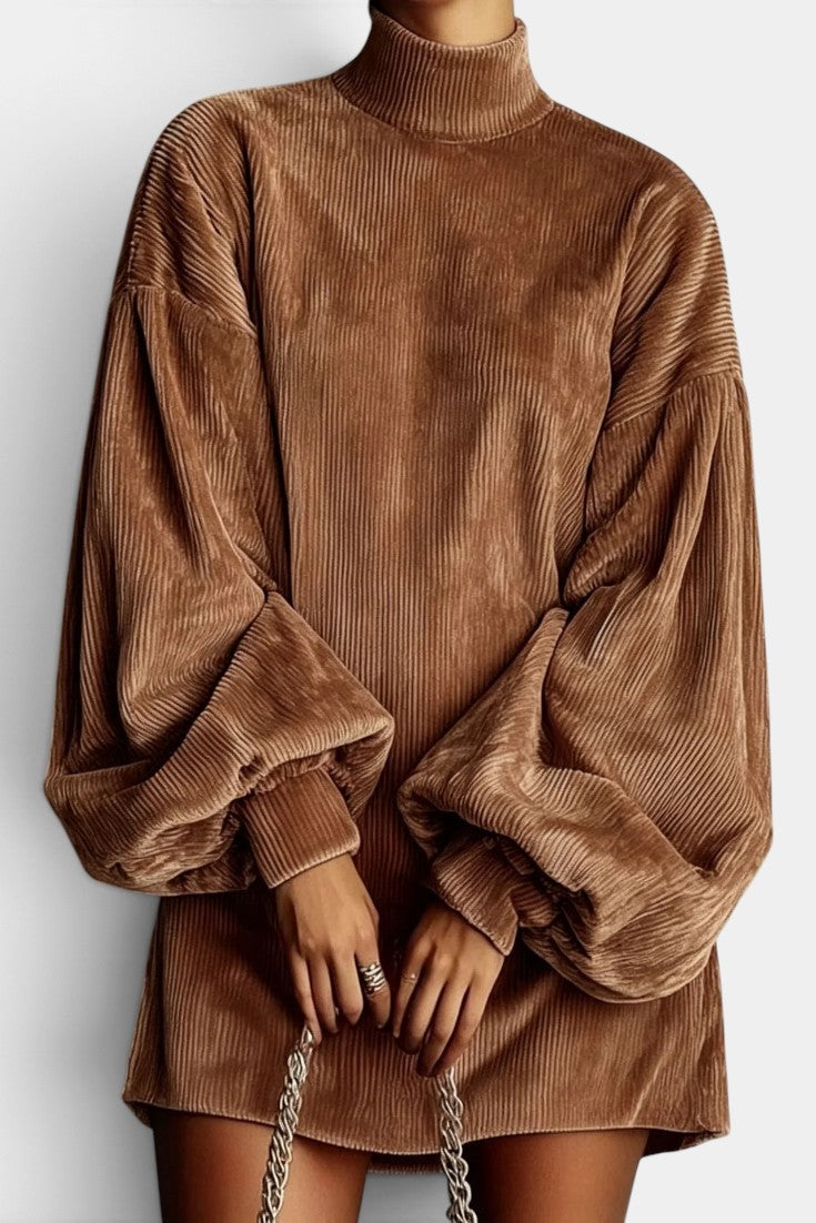 Robe courte en velours côtelé Azalaïs de Mahaute avec col montant et manches ballon, portée élégante et tendance.