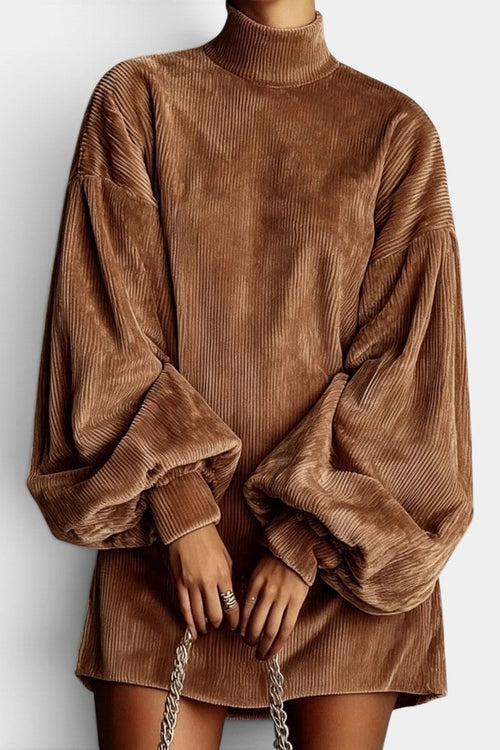 Robe courte en velours côtelé Azalaïs de Mahaute avec col montant et manches ballon, portée élégante et tendance.
