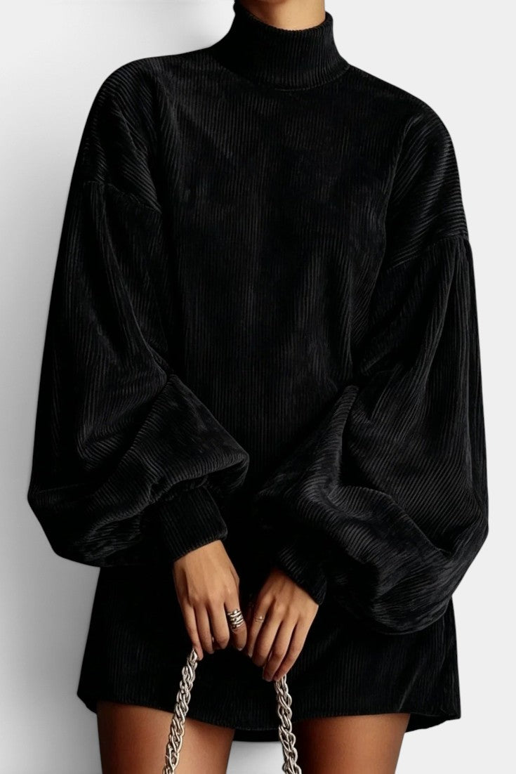 Robe courte en velours côtelé Azalaïs de Mahaute avec col montant et manches ballon, portée sur mannequin.