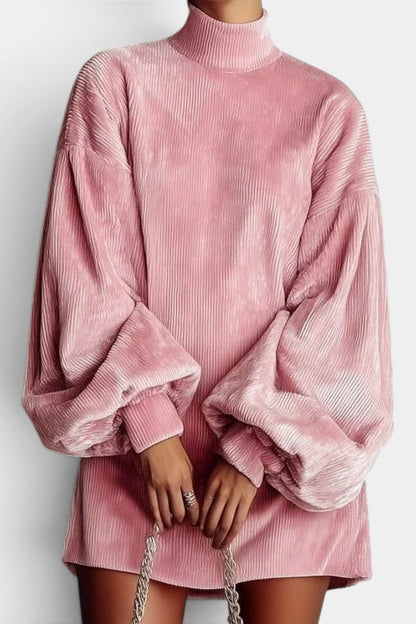 Robe courte en velours côtelé Azalaïs de Mahaute avec col montant et manches ballon, portée élégante et tendance.